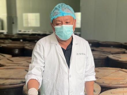 为什么要在米饭中间挖一个窝窝啊?#传统手工艺 #米香型白酒 @DOU+小助手 @江西封缸