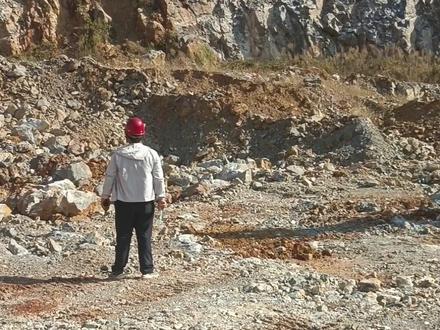 为了查明裂隙构造的产状,有人在山顶,有人在山底遥相呼应#分享知识