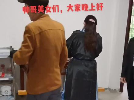 网友们晚上好,在抖音里相知相识相遇了这么多朋友,感恩遇见,祝大家身体健康平安吉祥,心想事成,事事顺利,今天下午美女表演的太好了,唱的非常好听,但是二胡配音不佳,调也不太准,总体不错,美女演艺高人一等,也算是民间艺术家👍👍👍👍