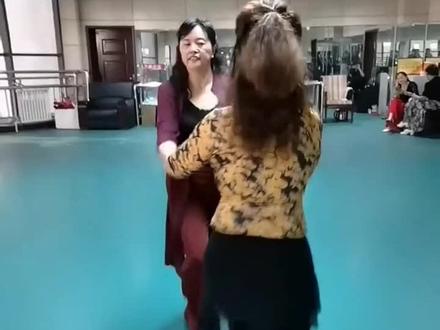 #交谊舞:颠四讲解如何能颠起来
#口令教学