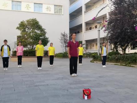 安龙五中健身气功八段锦展示---指导老师普照川、王国建。