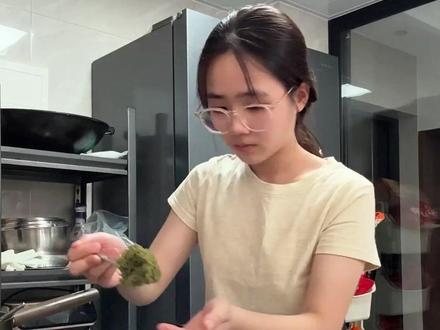 复刻成功!迪拜软曲奇好吃到想出去摆摊 胡闹厨房第一期,做的四个成品都被家人夸夸了,剩下的材料还能做好几个~
#日常vlog #迪拜软曲奇 #在家做甜品#迪拜巧克力 #vlog十亿流量扶持计划
