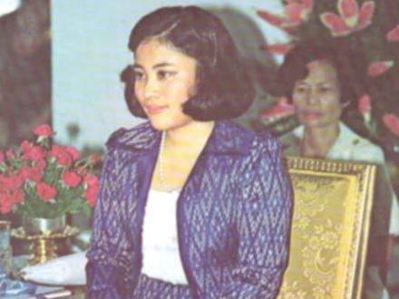 假日来看#泰国王室,大家都知道泰王第二任是明星,第三仁倾国倾城,第四任是空姐,还有贵妃等美眷,但是,泰王的原配,颂莎瓦丽懿母妃才是真正的泰国金字塔尖上的贵族,年轻时候也是大美女,王室不会简单看颜值,绝对要权衡权贵利弊。