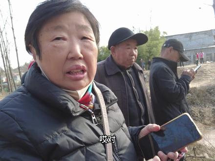 盼了三十年,贾鲁河源头泉水又喷出来,群众奔走相告,期待冰暖泉 贾鲁河源头圣水泉、冰泉、暖泉等已经断流三十多年,喜闻在2025年12月4日梨园河(郑州市二七区马寨街道办闫家嘴社区)一眼河边机井突然喷涌泉水,水温将近三十度,且水势越来越大,水越来越清澈,两岸、上下游群众奔走相告,喜气洋洋来到贾鲁河边见证奇迹,兴奋之情甚于过年。老百姓对母亲河的感情是深情的,过去几十年看到母亲河从丰盈到瘦弱到干枯,心疼却无能为力,只能把他的美好压抑在童年的记忆里,又希望又不敢奢望能够重复生机的那一天。终于在煤矿关停、生态治理等多重努力下,地下水不断蓄积,终于突破沉寂多年的河床,喷涌而发,贾鲁河源百泉全线恢复指日可待。#贾鲁河源头出水啦 #梨园河畔 #一定要看到结尾 #郑州大民生 @河南都市频道 #生态环境