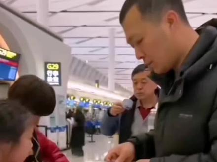 ##甘宇翼 今天带爸妈回山东,爷爷奶奶非常喜欢孙女。回去以后店还得继续开,网友建议他留在四川,小孩来四川的自贡上学,毕竟是城市,以后发展会更好,爷爷还是老师可以影响教育,四川的高考比山东相对于来说要有优势一些!
走失了33年,从小就喜欢吃辣的,老婆同事开玩笑说他是四川的,验血找家后,一直在研究这事,没有想到一个月就找到了,收到通知非常激动,想立即见到父亲母亲!
妈妈讲述当时是一个同伴叫到小区楼下玩,玩的过程当中,被旁边一个租房子的可能抱走了,一走就是33年,现在终于回家了,第一次全家大团圆,第一次全家福,这个时刻等了33年!
终于可以和家人一起吃上自贡冷吃兔和盐帮菜了,所有的亲人都在等我!
遗憾的是,不能用四川话给妈妈交流和自己就是一个普普通通的农民,妈妈安慰健康平安回来就好!跪谢父母行大礼,真是个好孩子,爸爸是老师,为了思念儿子,把他的妹妹取名为甘思宇。#商朝阳 帮助找回来的,太感动了!#宝贝回家 四川人民欢迎四川儿子回家!