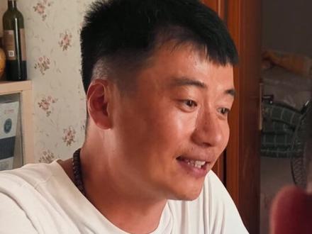 螃蟹吐出来的籽,你吃过吗?我笑得眼泪都出来了。
这籽能吃啊?能吃。于是,兄弟狼吐起来。
继尔转向我:不能吃啊
我说:能吃,你爸告诉你了,说少吃少吃。
我已经笑得眼泪都出来了,顺手把手里的这一块送到他面前:你把哥这个一块吃了吧
为免我的兄弟尴尬,父亲也拿起了螃蟹籽,吃了起来。
今天吃的花盖蟹,是本岛特产,我告诉了他吃的方法。
父亲喝的酒,基本上都是我给他泡的酒,我不让他喝那种瓶装,像说度数低的酒,不好;勾兑酒不让他喝,就给他弄点好一点粮食酒,。他就这么点爱好
渤海湾的炸带鱼,鲜甜鲜甜,溜鲜溜鲜的味。
我和兄弟是大学同学,08年去泰山,从底下到山顶,一路拜上去,拜了把子。
我们这儿岛上风俗,中午吃饭是简餐,但今天并不简单。
跟兄弟谈起了我的想法,就是能把我们这个村落打造起来,
弄成一个旅游的村庄,将来很多游客慕名而来,到我们这个地方观光,看看这个原生态
最后上了一道鱼卤面,还有香椿梗,可以夹点放到面里面。
兄弟的到来,让我几天的劳累,一扫而空。
我已向他们的全家发出了邀请,明年再来,就可以入住龙潜海岛酒店了。就可以入住龙潜海岛酒店了。#回乡创业 #海岛生活 #2023新农人计划 #旅游 #烟台