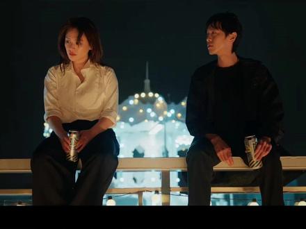 《人之初》主题曲MV首发!周深用歌声解开“血脉红线”之谜, 备受瞩目的都市悬疑情感剧《#人之初 》今日震撼发布主题曲MV,由实力唱将周深倾情献唱。该剧由张若昀、马思纯、王景春领衔主演,杨玏、萨日娜、任彬等一众实力派演员倾情加盟。故事围绕一个被称为“血脉红线”的神秘现象展开,所有被选中的男女,无论相识与否,都会在手腕上浮现一条无法消除的红线,引领彼此相遇,却也预示着不可抗拒的命运纠葛。领衔主演张若昀在剧中饰演一位追寻真相的失落者,而马思纯则扮演一个在旧梦中挣扎的角色,他们在困惑与抉择中逐渐拼凑出完整的命运拼图。麦点(剧情高潮)聚焦于周深所唱主题曲中的四重追问:是谁要逃离苦海?是谁在旧梦不肯醒来?是谁不断呼喊?是谁在深渊期待花开?这四重追问预示着剧中各角色的情感纠葛与命运走向,令观众期待满满。该剧预计将于2026年1月中旬在各大平台播出。