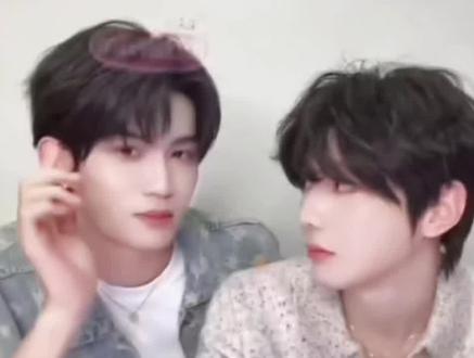 一觉睡起来听说因为颜色吵架了?
这场直播我全程看了
正主小心翼翼拒绝了其他颜色
窝窝囊囊选了旗熠青
cp组合名:云熠星河
cp粉:小星河
咱不是野生也不是衍生
咱是正主精挑细选定的
用三色也是说明三家和谐
三色才是衍生品#
小星河有正式场合的颜色
旗!熠!青!
#一起走花路 #云熠星河