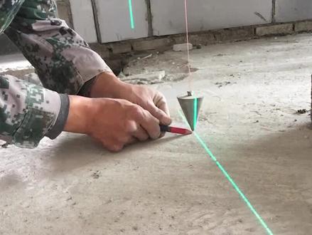线锤放线方法,线锤怎么吊垂直度?用仪器照一条垂直线砌墙 #线锤吊线方法 #装修 #农民工