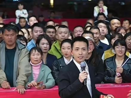 索图大舞台3月10号开场吴琼带着团队抢索图的活,整个团队炸街,把索图整懵了#歌手吴琼 #索图 #索图大舞台 #精彩片段分享 #演出现场