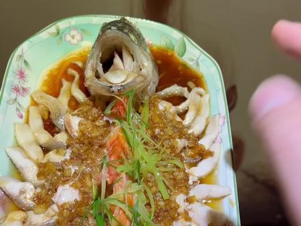 #清蒸鲈鱼 #拒绝不了的海鲜美食 #抖音带你吃海鲜 家宴桌子上最棒的一道菜 把你家的家宴发到评论区来