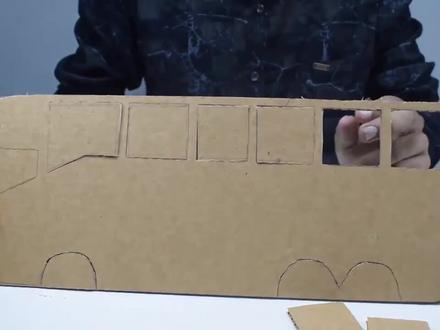 纸板做成的公交车,看看制作过程