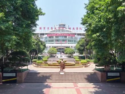 #新闻 #寄生虫脑内作祟 近年来,王女士(化名)反复出现一系列神经系统疾病表现,病因一直未能明确。靠着一个关键的细节,医疗团队最终揪出了在王女士脑内作乱的“真凶”——一条名叫“裂头蚴(yòu)”的寄生虫。