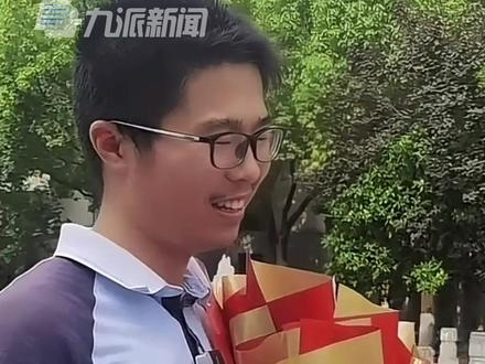 6月25日,湖北襄阳,#708分学霸淡定查分 ,和妈妈相视一笑:没想到考这么高分。