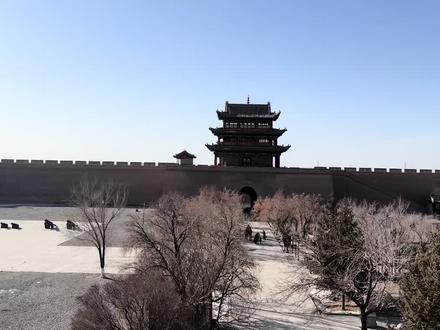 从秦始皇统一六国到今天,2245年不过是麦子熟了
2245次;1978年改革开放,距离清朝灭亡才66年;一个人活70岁,2245年也就32个人首尾相接的一辈子。
这一生,我们不过是个借皮囊游历人间,终究空手而来,空手而归。既然什么都留不住,不如尽兴而为,不负时光。生活不会亏待认真奔赴的人。人生下半场,愿你步履稳稳,热爱生活,更要取悦自己。祝我们,在新的年岁里,越来越好。