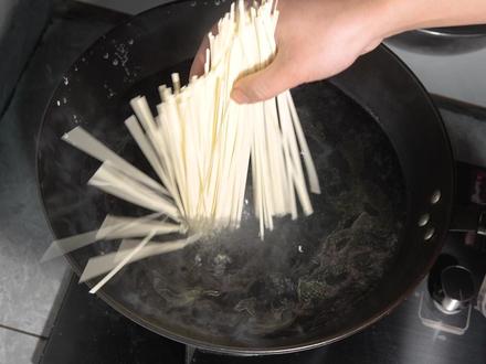 炒面都吃过,炒挂面你吃过吗? #美食教程 #炒挂面 #挂面 #青年创作者成长计划 #炒面