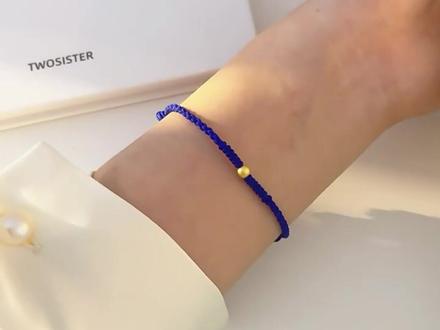 纯手工编织!! 克莱因蓝+“转运珠”简直就是王炸💥组合
独特克莱因蓝色系 上手惊艳高级又显白!
“转运珠”更是寓意好运连连、万事胜意‼
##情侣手链 #克莱因蓝手绳#转运珠编绳#原创手作#仙女必备