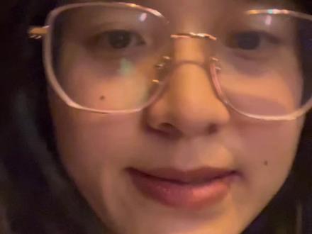 一年过去了,二模里所有的遗憾与不甘,都在慢慢淡去。如今早已记不清当时谁考得好谁考得差。下了晚自习,去教室看了一眼,还有两位同学在自习,走出学校,看着教室亮着的灯,心里真不是滋味。
你看,当初那么看重的东西,现在也不重要了。
我们这一生,也不会再有重叠的时光了。#高考 #高中回忆