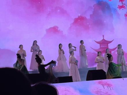 “屋檐雨落滴滴答,新生希望在枝桠”
“亲爱的朋友阳光会落在你身上,幸福也会如期而至”
——井研版《立春》#立春 #春晚歌曲 #春晚立春 #春天文案