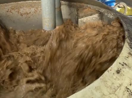 纸浆模塑制浆流程你知道吗?制浆原料经过打碎,下一步要进行制浆#模塑 #水力碎浆机 #造纸制浆设备