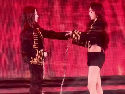 两岸锁死了 物理意义上的锁死 原谅我的惨叫。
2.21idle首尔演唱会《crow》#宋雨琦 #叶舒华 #两岸cp #idle #演唱会