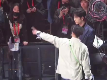 肖战无妄之灾!!要求公开现场监控录像!像肖战道歉!!一句轻描淡写的工作失误就想揭过去??不接受!!!
视频来源于vb|侵权请联系我
#肖战#微博之夜#微博之夜座位