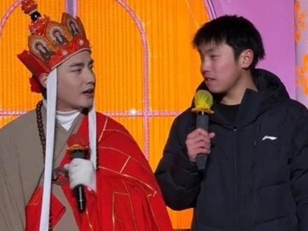 精神小伙能唱能跳,主打一个松弛感! #长春动植物公园 #长春动植物公园西游记 #来长春动植物园必刷女儿国副本 #女儿国互动的游客越来越厉害了 #闫东