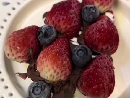 #真实生活分享计划 用一袋巧克力,在家就能解锁圣诞树莓果酸奶砖!喊上你的饭搭子在圣诞季安排起来,好吃又出片,圣诞仪式感直接拉满~#圣诞树草莓酸奶砖 #草莓脑袋的快乐 #圣诞氛围感美食 #在家实现甜品自由