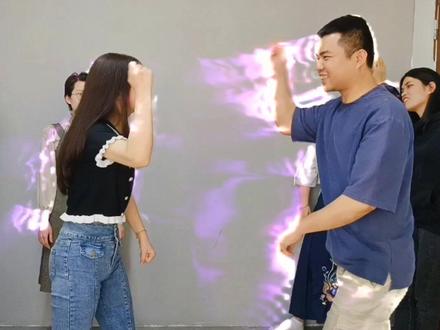 这个游戏玩着容易岔气呀#办公室游戏 #聚会就该这么玩