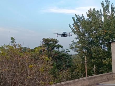 很多飞友经常说#大疆air2 的O2图传飞不远。比较垃圾。今天我用它带个改装电池来个拉锯测试,看看没有颠覆你们的认知!@@经过今天的