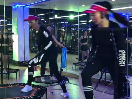 三皮老师蹦床视频之爱的暴风雨610福利-145bpm #蹦床健身燃脂