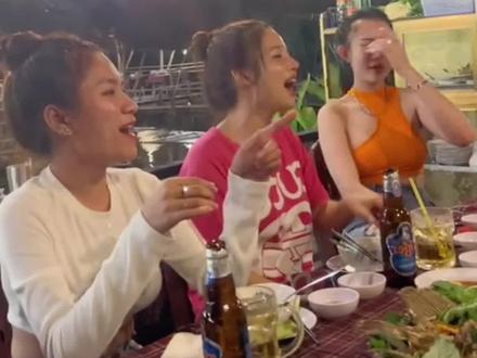 越南姐妹们聚会,酒过三巡后又到了用越南语翻唱中文歌曲的时刻了,现场气氛一度被推向了高潮#越南女孩 #抖音看世界 #越南生活 #越南女孩喜欢中国 #翻唱经典老歌 @DOU+小助手