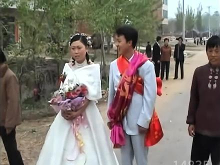 枣阳琚湾镇07年婚礼录像,转19年过去了,一起看看这对夫妻现在的样子吧#结婚视频回顾 #农村婚礼 #光盘录像带修复转u盘 #修复光盘录像带转u盘 #今昔对比照