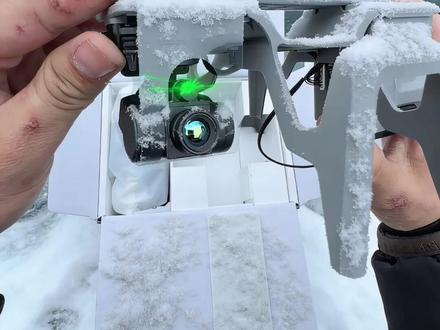 首款无人机外挂热成像,天眼U3开箱! #无人机改装热成像 天眼U3,一体化集成设计,3秒即可完成安装,能与无人机实现无缝适配;开机即默认768×576硬超分,高清夜视探测范围可达900米;适用场景十分广泛,包括搜寻救援、夜视观测、电力巡检、应急抢修、安防执法、水利林业监测等多个领域。
一、天眼U3的探测距离究竟有多远?
①天眼U3配备战神Ⅲ代专用探测器,可精准捕捉低至0.015℃的微小温差变动;
②热成像像素在开机后默认开启768×576硬超分;
③配备等效42mm镜头,探测距离可达900米。
二、天眼U3是否具备热源智能识别功能?
①天眼U3搭载11核处理器,独家研发的海德拉多线程架构;
②打造天空端与地面端双AI算力平台,不仅能智能辨识人体、动物、车辆等目标,还可实现AI自动锁定与追踪功能。
三、天眼U3的无人机操控感受怎么样?
①天眼U3搭载3轴稳像云台,拥有专业级防抖表现,同时可调用无人机摄像头,实现多光谱联动协同追踪;
②配备2200米穿林专用图传,延迟仅0.01秒,内置高增益天线阵列,即便在复杂环境中也具备强劲的抗干扰能力;
③热成像遥控器可与无人机原遥控器一体化融合,搭载1280高清触控屏,支持双指滑动16倍变倍操作,且遥控器采用可折叠设计,操控便捷、易于携带。
四、天眼U3适配哪些使用场景?
①内置天眼鹰+4.0智能算法,搭载AI四季模式,可依据不同季节与环境条件自动完成自适应调节;
②内置AI智能去雾算法,即便在南方雨天、北方雾霾等恶劣气象条件下,仍能稳定运行。
#热成像 #天眼热成像 #天眼U3 #大疆air3 大疆mavic3pro