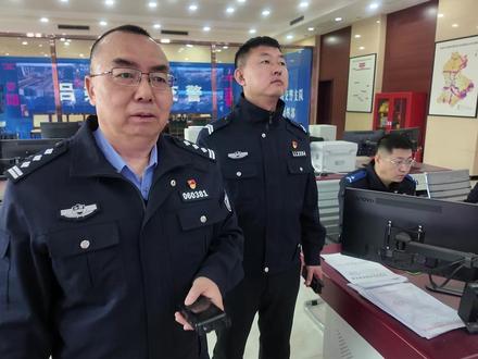 3月15日_4名考生在参加2025年度省考的路上_因高速突发交通事故_实施临时交通管制_无奈步行下高速后_幸得热心群众相助_开车送至离石区沙会则桥南。9时07分_吕梁交警指挥中心接到求助电话_了解到考生们面临无法按时到达考场的困境时_吕梁交警即刻启动应急预案_进行精准指挥调度。各考点骑警队员迅速跨上警用摩托_向着沙会则桥南全速进发_9时21分_吕梁交警赶到接应地点_分别于9时23分、26分、27分_考生们陆续被安全送达考点_成功赶上考试。
