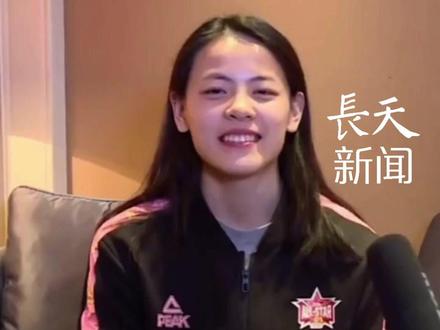 “又帅又美”的杨舒予新赛季任广东女篮队长,此前获WCBA总决赛MVP、助力广东女篮全运会夺冠,新赛季首秀贡献15分6篮板7助攻,赛后被陈明伶用总冠军戒指“求婚”引爆全网!#杨舒予 #杨舒予任广东女篮队长 #广东女篮 #女篮