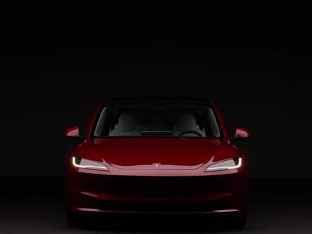 特斯拉2024.44.4.1 OTA更新 智能召唤、盲点警报与自动泊车优化
特斯拉最近在国内推出了2024.44.4.1版本的OTA软件更新,带来多个重要功能升级,包括高级智能召唤(ASS)、驻车盲点警报、自动泊车优化等。
1. 高级智能召唤(ASS)
高级智能召唤功能让车辆在停车场等封闭区域自动驶向车主或指定地点。车主可以通过Tesla App长按按钮控制车辆移动。此功能仅限停车场或私人车道使用,车主需时刻关注车辆周围环境。更新还优化了召唤中止功能,提升了安全性。
2. 自动泊车优化
自动泊车系统得到改进,视觉画面和泊车性能提升,停车时更加精准稳定。
3. 驻车盲点警报
新增加的盲点警报功能,在车主试图打开车门时,如果有物体(如自行车)从后方接近,系统会发出警报并阻止车门开启,减少“开门杀”事故风险。
4. 寒冷天气改进
优化电池温度管理,提高超级充电效率,并改善充电后挡风玻璃的除雾效果。
5. 电池电量估算优化
提升电池电量估算准确性,帮助车主更好地规划续航和充电需求。
6. 系统优化
包括若干系统优化和修复,提升整体性能。