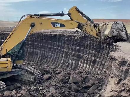 卡特彼勒374D挖掘机装载卡车,司机的操作就一个字,牛! #挖掘机 #记录在工地上的日子 #致敬奋斗者 #挖机