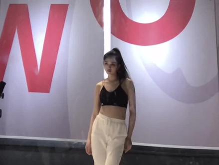 #lisa 隔壁吃瓜视角 真的好胖 😬这样吧 先胖着玩玩好吗😭