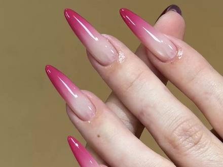 新年新气象 马年稳赚#祝你马上成功马上发 #泉州美甲 #玫红色渐变 #简约款美甲