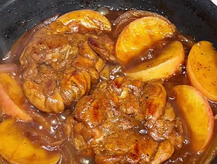 苹果和鸡肉的搭配简直太完美了,大人小孩都喜欢的苹果照烧鸡腿#水油焖菜 #照烧鸡腿 #苹果的花式吃法 #快手菜