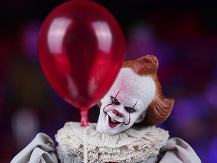 这小丑回魂的玩具也太逼真了吧!感觉适合放床头#小丑回魂2 #宅物 #手办