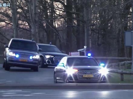 不怕劳斯带雨伞 就怕奥迪带爆闪 这气场也太强了吧 #奥迪 #爆闪 #爆闪奥迪 #气场 #警车开道
