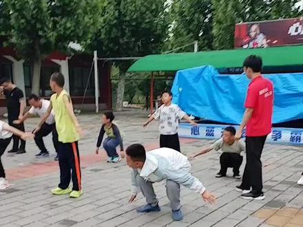 梁晋龙在上拉体能课#心蓝天