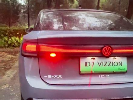 恶劣天气行车灯光指南:别让双闪"添乱"! #定格爱车瞬间 #一汽大众创作营 #买品质好车选一汽大众 在遇到大雨、大雾等恶劣天气时,很多车主第一反应是打开双闪灯,其实这种做法存在安全隐患!双闪灯的频繁闪烁会干扰转向灯判断,且部分车型在开启双闪时会自动关闭转向灯功能,反而增加风险。
✅ 正确操作:
1️⃣ 前雾灯(黄色/白色):穿透力强,照亮近处路面,帮助自己看清前方;
2️⃣ 后雾灯(红色高亮):比刹车灯更刺眼,有效提醒后车保持距离;
⚠️ 注意:
双闪仅建议在紧急停车或能见度<100米的极端天气使用,行驶中应优先切换雾灯;
后雾灯亮度极高,正常天气请关闭,避免眩目后车。
📌 小知识:
雾灯的特殊配光设计能减少雨雾中的漫反射,比双闪更安全、更专业。快检查您的爱车雾灯开关。
🌟 安全提醒:
• 天气转好后及时关闭后雾灯(避免眩目后车)
• 定期检查雾灯是否正常工作
• 不同车型雾灯开关位置可能不同(详见车辆手册)
#雾灯的正确开启方式 #dou是好车