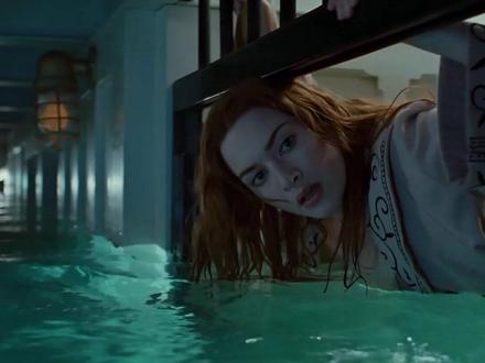 (12)《泰坦尼克号》拉片(12)—永远不沉没的莫莉 《泰坦尼克号》(Titanic)是由美国二十世纪福克斯电影公司、派拉蒙影业公司出品 ,詹姆斯·卡梅隆编剧并执导,莱昂纳多·迪卡普里奥、凯特·温斯莱特等主演,在美国和墨西哥制片的爱情灾难片。该片于1997年12月19日在美国上映,1998年4月3日在中国内地上映。
该片以1912年泰坦尼克号在其处女航时触礁冰山而沉没的事件为背景,讲述了处于不同阶层的两个人穷画家杰克和贵族女露丝抛弃世俗的偏见坠入爱河,最终杰克把生存的机会让给了露丝的感人故事。
1998年,该片在中国电影市场夺得3.6亿元票房,占全国总票房的三分之一 ,更是1997年至2010年间全球票房最高的影片。该片成为首部全球票房收入达10亿美金的电影,蝉联北美地区周末票房冠军长达15周的纪录。截至2023年4月,影片仍以22.56亿美元总票房名列全球影史票房第四名。《泰坦尼克号》也横扫第70届奥斯卡金像奖,一举摘得最佳影片、最佳导演、最佳摄影、最佳剪辑、最佳视效、最佳原创歌曲在内的11个奖项,成为历史上获得奥斯卡奖最多的三部影片之一 ,由席琳·迪翁演唱的《My Heart Will Go On》(我心永恒)也成为非常受欢迎的经典电影主题曲
#影娱漫谈编辑部
#暑期档情报局
#泰坦尼克号
#莱昂纳多
#温斯莱特