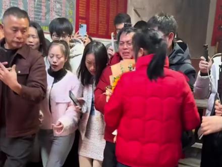 梁志辉今天真的认祖归宗了。他以后就真的回到梁三寿的身边。#梁志辉