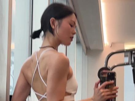 健身拍照教学! 这姿势也就 亿点点帅吧!
#健身 #健身拍照姿势