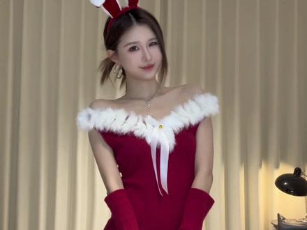 有了这套圣诞套装谁还花大几百出去拍写真呀 自己在家都张张出片 #服装测评 #圣诞穿搭 #圣诞节