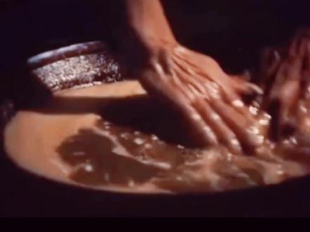 1985年,江湖骗术大揭秘,手伸油锅不怕烫。#揭秘 #历史影像